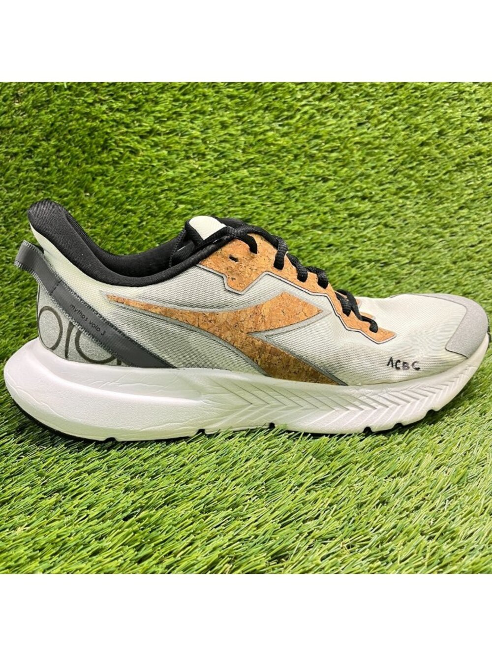 Diadora Mythos Blushield Volo 3 Mens Size 14 White Gray Running Shoes Sneakers